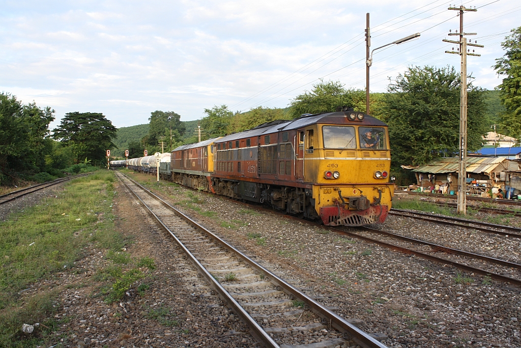 ALS 4153 (Co'Co', de, Alsthom, Bj.1974/75) als Vorspann zur GEA 4556 (Co'Co', de, General Electric, Bj.1995) fährt am 13.Juni 2011 mit einem Gaskesselzug in die Pak Chang Station ein.