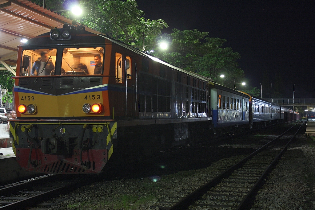 ALS 4153 (Co'Co', de, Alsthom, Bj.1974) am 16.Mai 2013 mit dem EXP 86 (Nakhon Si Thammarat - Bangkok) und 60 min. Verspaetung im Bf. Surat Thani.