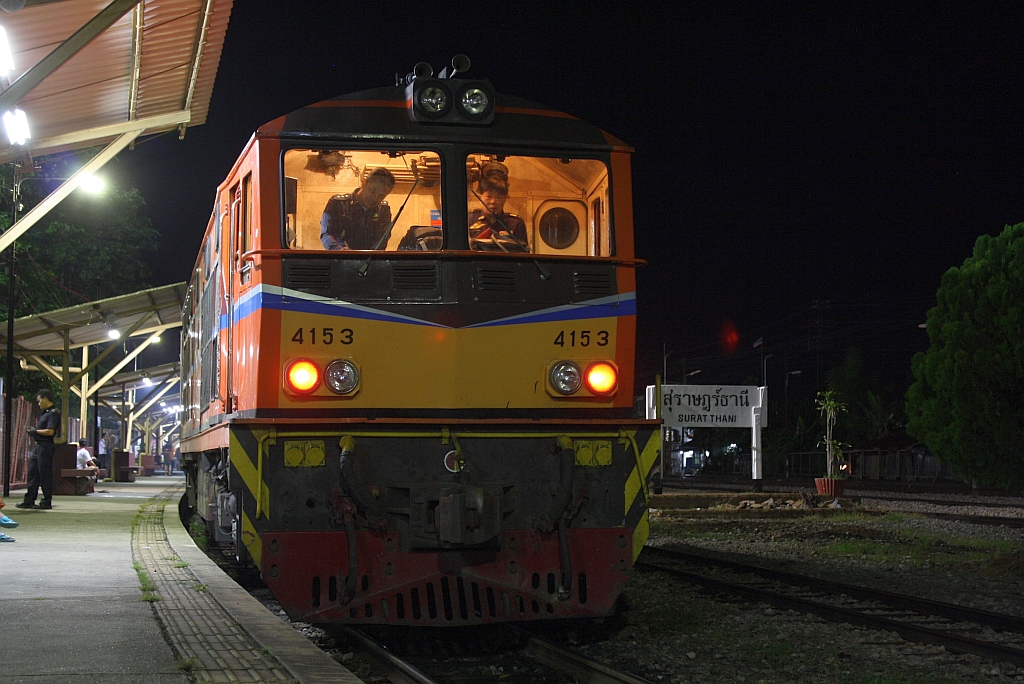 ALS 4153 (Co'Co', de, Alsthom, Bj.1974) am 16.Mai 2013 mit dem EXP 86 (Nakhon Si Thammarat - Bangkok) und 60 min. Verspaetung im Bf. Surat Thani.