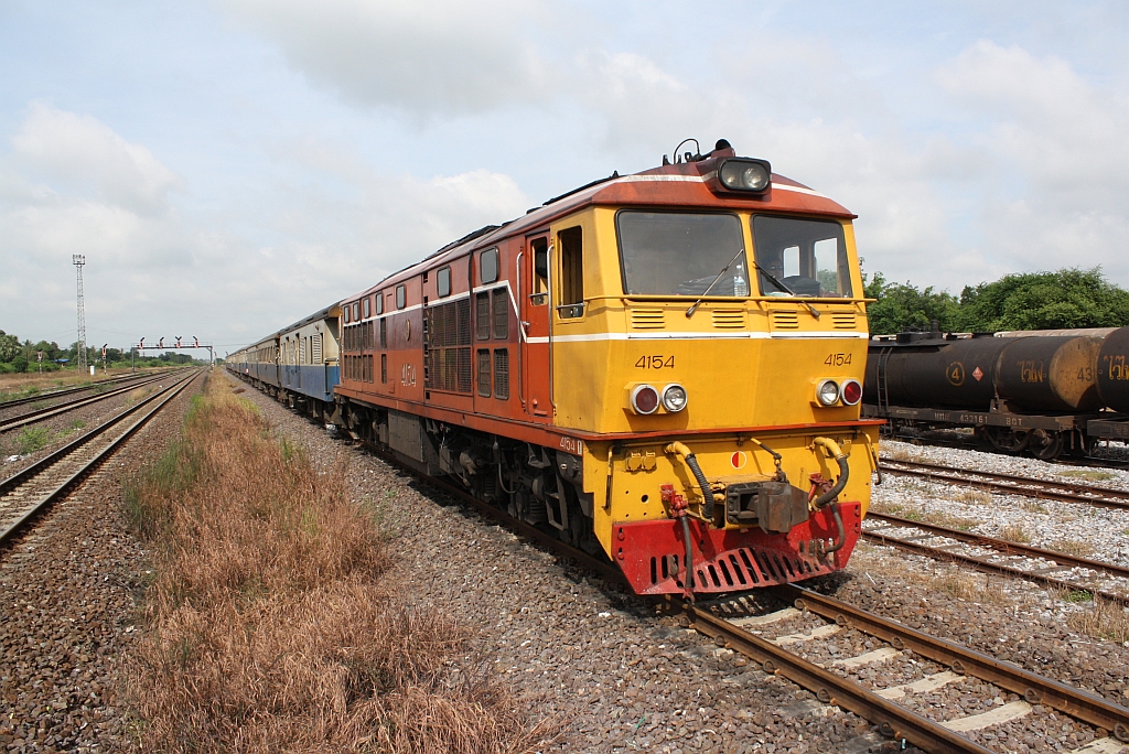 ALS 4154 (Co'Co', de, Alsthom, Bj.1975) mit dem RAP 135 (Bangkok - Ubon Ratchathani) am 23.August 2010 bei der Einfahrt in den Bf. Ban Phachi.
