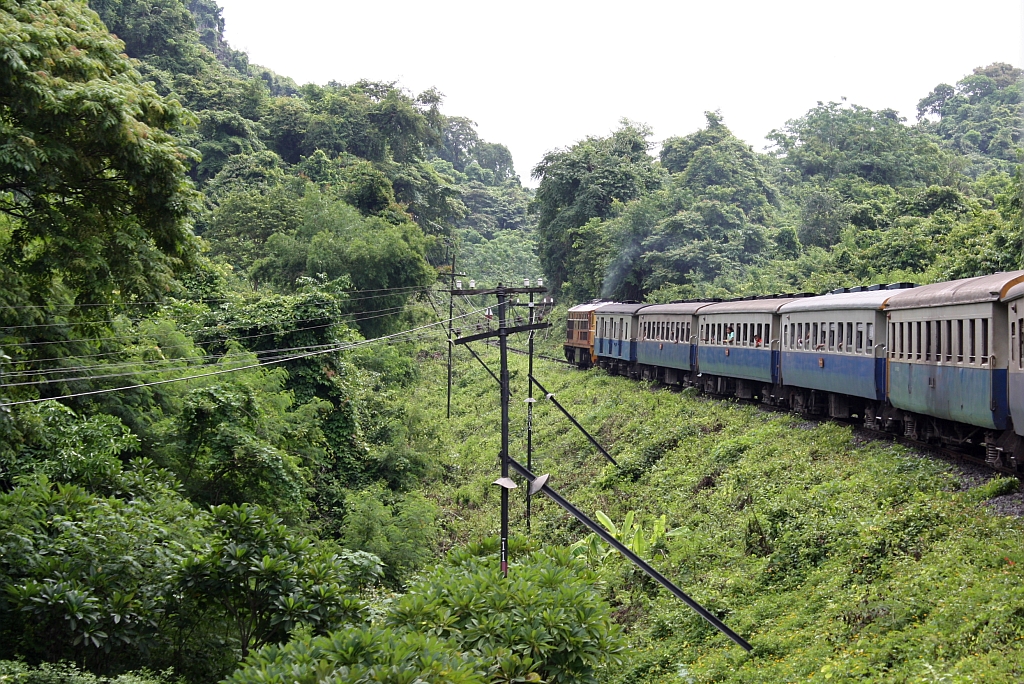 ALS 4154 (Co'Co', de, Alsthom, Bj.1975) mit dem RAP 135 (Bangkok - Ubon Ratchathani) am 23.August 2010 zwischen Pha Sadet und Hin Lap bergan fahrend.
