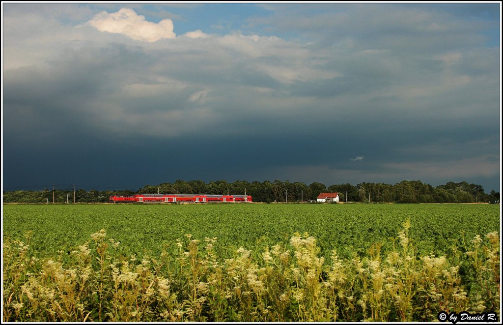 Als 74760 berfhrte 218 4xx einen SOB DoSto Park, der am nchsten Tag gebraucht wurde, um als Sonderzug fr mobilittseingeschrnkten Leuten von Regensburg nach Garmisch-Partenkirchen zu fahren. Gerade brauen sich Gewitter ber Kfering zusammen, whrend auf die 218 nochmal Spotlight gegeben wird. (01.07.2011)