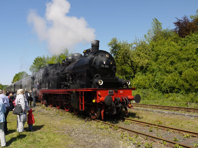 Als die 78 468 in Billerbeck eine 2 St�ndige Pause eingelegt hat,war der Ansturm echt gro�  und alle wollten mal auf die Lok rauf und mal ein Eindruck zu bekommen wie es da oben so ist. 01.05.2011

