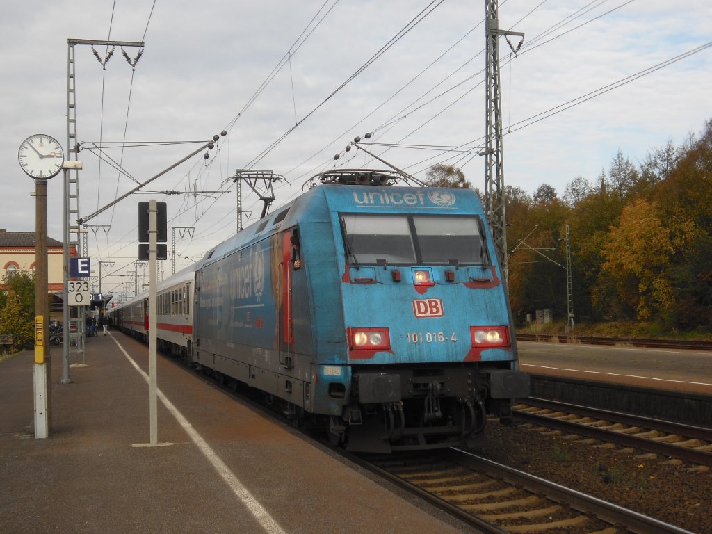 Als Abschied fr die Unicef Beklebung die lange an der 101 016-4 haftete nochmal ein Bild aus dem Oktober 2011 aus dem Bahnhof Leer, sie fuhr am IC 130. Jetzt wurde sie umbeklebt und trgt jetzt auch Sdafrika Werbung.
