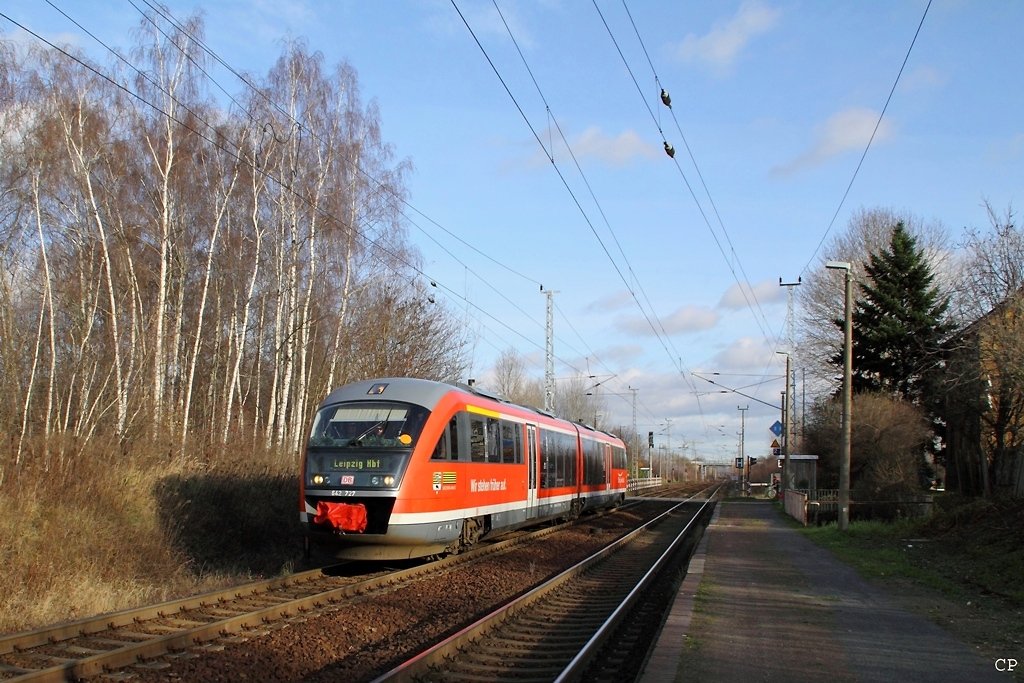 Als Adventssonderzug nach Leipzig Hbf ist 642 227/727 am 28.11.2009 unterwegs. Hier durchf�hrt er Leipzig-Heiterblick.