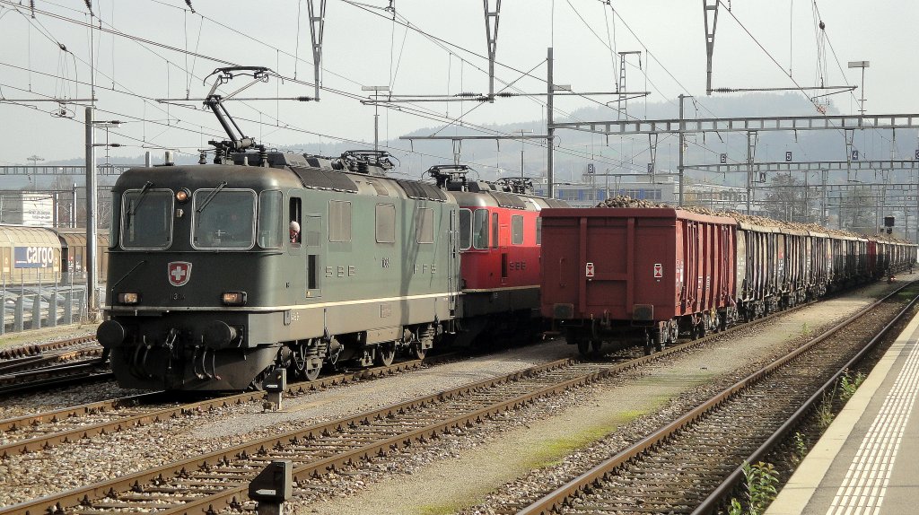 Als am 14.11.11 kurz zuvor die Re 4/4''' 11364 zusammen mit der (leicht verdeckten, bereits abgekuppelten/abgebgelten) Re 4/4  11269 in Yverdon-les-Bains eintrifft, zeigt sich erstmals die (versprochene) Sonne.