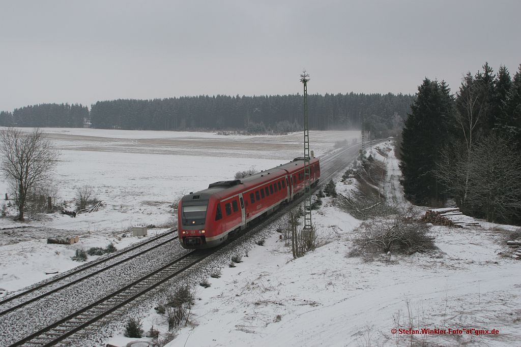Als am 20.02.2011 dieser 612er von Sachsen auf dem falschen Gleis herberkam (linke Seite war Baugleis), standen gerade mal 3 Oberleitungsmasten auf diesem ersten Kilometer Strecke im bayerischen Norden.