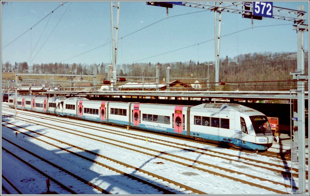 Als am 26. Dez. 1999 der  Lothar  übers Land fegte nahmen die Arbeiten zur Beseitigung der Schäden an der Fahrleitung der SEZ einige Tage in Anspruch. So entschloss sich die BLS BOB Integral-Dieseltriebzüge einzusetzen. Hier warten zwei BOB Integraltriebzüge in Spiez auf die Rückfahrt nach Zweisimmen.
7. Januar 2000

 