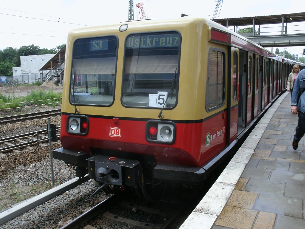 Als Anschlu�zug von Berlin Ostkreuz nach Erkner wartete 485 096,am 14.Juli 2012,in Berlin Ostkreuz.