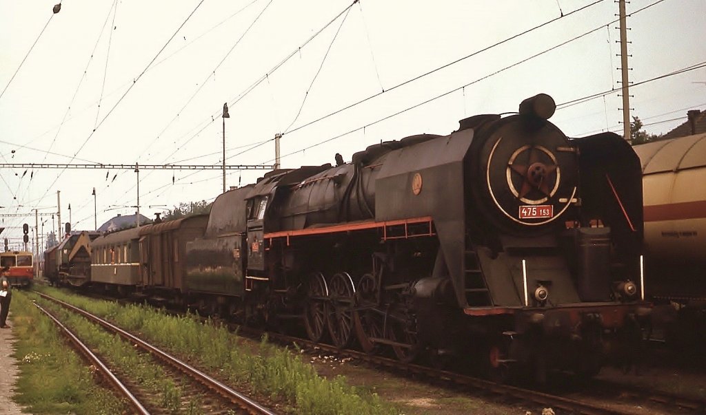 Als diese Aufnahme von 475.153 im August 1977 in Lovosice entstand, waren ihre großen Zeiten schon vorbei. Statt Schnell- oder Eilzüge zu befördern, musste sie sich mit dem Einsatz vor einem Bauzug begnügen.