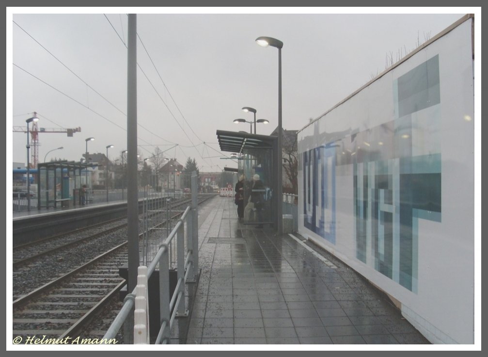 Als diese Aufnahme der Station Portstrae am 18.01.2009 entstand, war die Modernisierung dieser Station an der Strecke der Linie U3 (Frankfurt a. M. Sdbahnhof - Oberursel Hohemark) weitgehend abgeschlossen, es fehlten nur noch die Anzeiger der dynamischen Fahrgastinformation. Whrend der Umbauphase konnte die Station nicht angefahren werden, ab Mitte Januar hielten die Zge wieder an der nach dem Umbau in Oberursel Altstadt umbenannten Station. An der Wand des Umspannwerkes wurde das U-Bahn-Signet und das Logo der Verkehrsgesellschaft Frankfurt am Main angebracht (vgl. dazu Bild Nummer ID 237731 der gleichen Kategorie)  