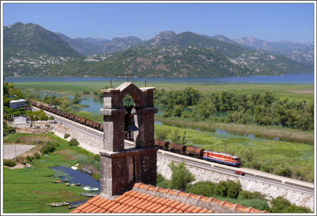 Als ausserordentliches Glck erscheint der einzige Gterzug, den ich ich in Montenegro je zu Gesicht bekommen habe. Ein stattlicher Oelzug von der Hafenstadt Bar ins Landesinnere passiert das pitoreske Fischerdrfchen Vranija. (02.08.2010)
