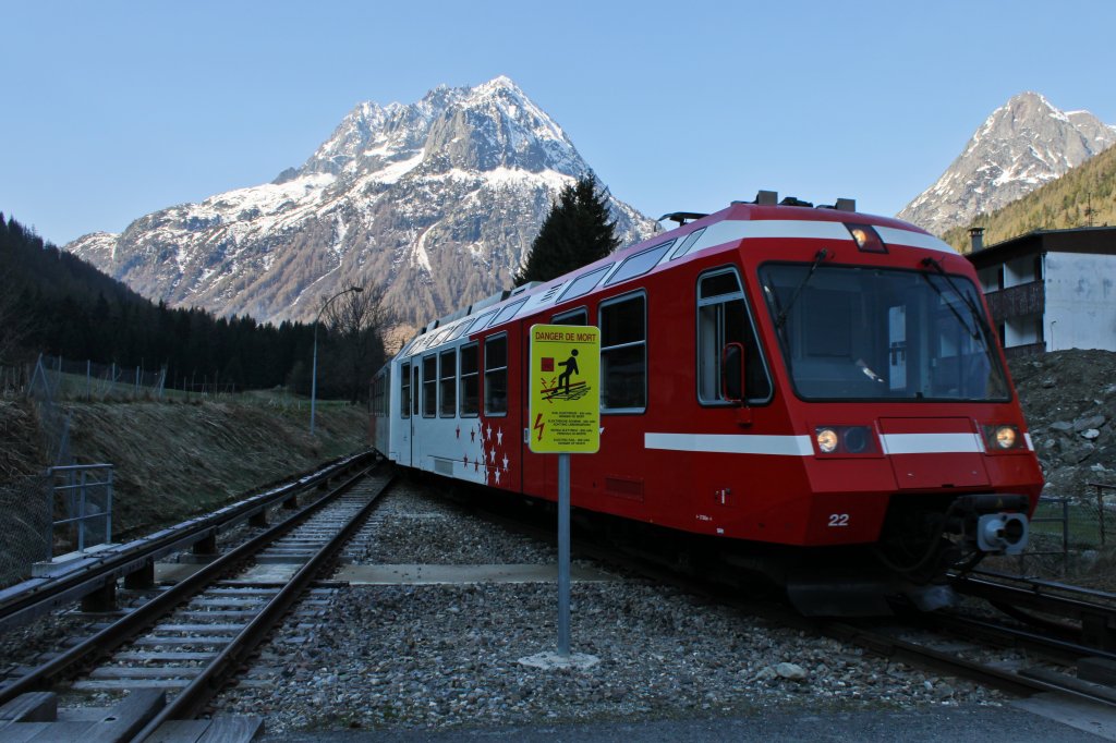 Als der BDhe 4/8 21 als TER 18905 (St Gervais-Martigny) in den Grenzbahnhof Vallorcine einfuhr, wr es untem in Tal noch schattig und khl. Die mchtigen Gipfel der Savoyer Alpen im Hintergrund wurden jedoch bereits von der Sonne beschienen. (20.April 2011)