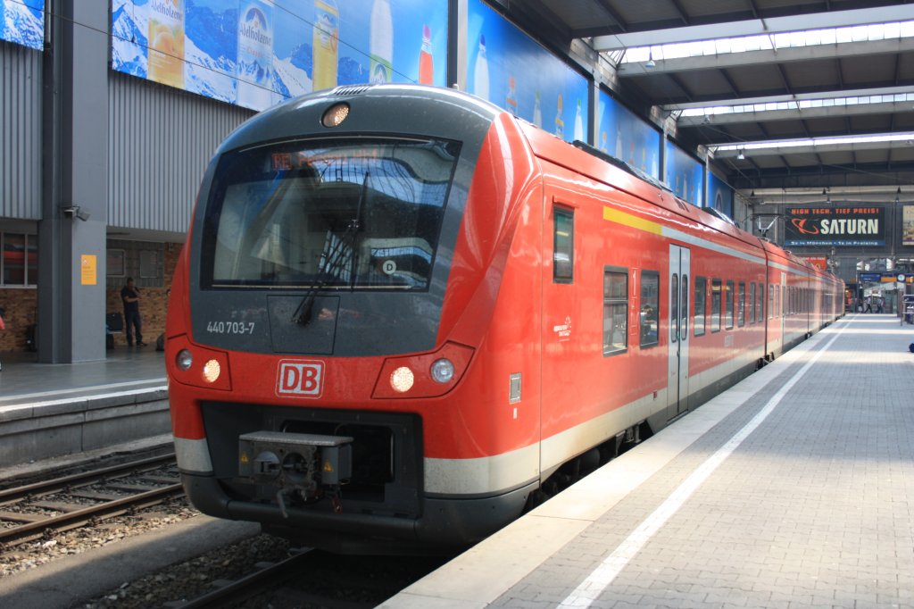 Als BR 440 703-7 stand der  Donau - Isar - Express  am 01.07.10 Richtung Passau Hbf in Mnchen abfahrtbereit am Gleis 25.