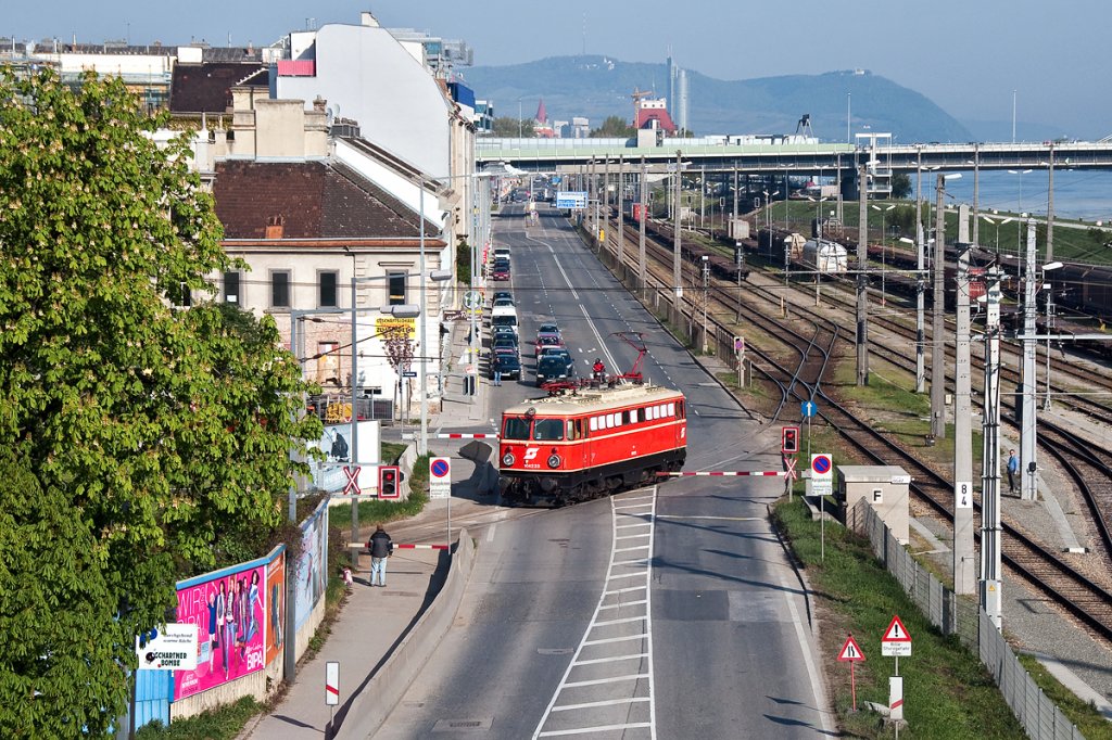 Als Brandschutzlok zur BR 310.23 folgte die 1042 23. Wien Handelskai, am 17.04.2011.