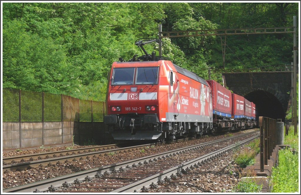 Als Bremslok diente die Schweiz-Lok 185 142-7, hier aufgenommen am Zugschluss von TEC41051 bei Einfahrt in den Lumetunnel unterhalb von Lavorgo (Gotthard Sdrampe) (03.06.2010)
