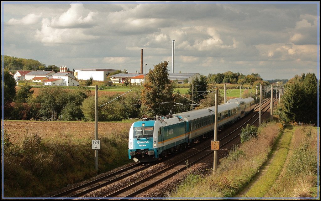 Als dann endlich mal kurz die Sonne rauskam musste man natrlich diese tolle Stimmung einfangen. Hier im Bild 183 003 mit den ALX nach Mnchen Hbf. Schade das beim Upload solche Manufakturen um die Loknummer entstanden sind, so sieht es aus als wre es unscharf. (26.09.2010, Kfering)