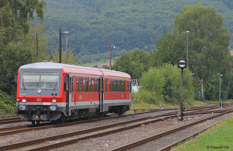 Als  DB Dienstfahrt  beschildert genie�t 628 687 am 30. August 2012 seine Mittagsruhe im malerischen Bahnhof von Glauburg-Stockheim. Um 13:30 wird er sich aufmachen als RB nach Bad Vilbel. Die Tage des 628 waren bereits im August schon gez�hlt; jetzt, im November steht die Abl�sung durch 642 unmittelbar bevor. Auch die Gro�dieselloks der BR 218 sollen au�erhalb der HVZ dann ersetzt werden, bevor in naher Zukunft dann die BR 245 auf die Strecke kommt und die 218 vollends in den Ruhestand schickt.