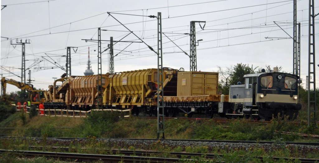 Als die DB keine Diesellok fr einen Bauzug bereitstellen konnte, bernahm die 332 128 der Historischen Eisenbahn Mannheim e.V. (HEM) diese Aufgaben im Mannheimer Rbf. (09.07.11)