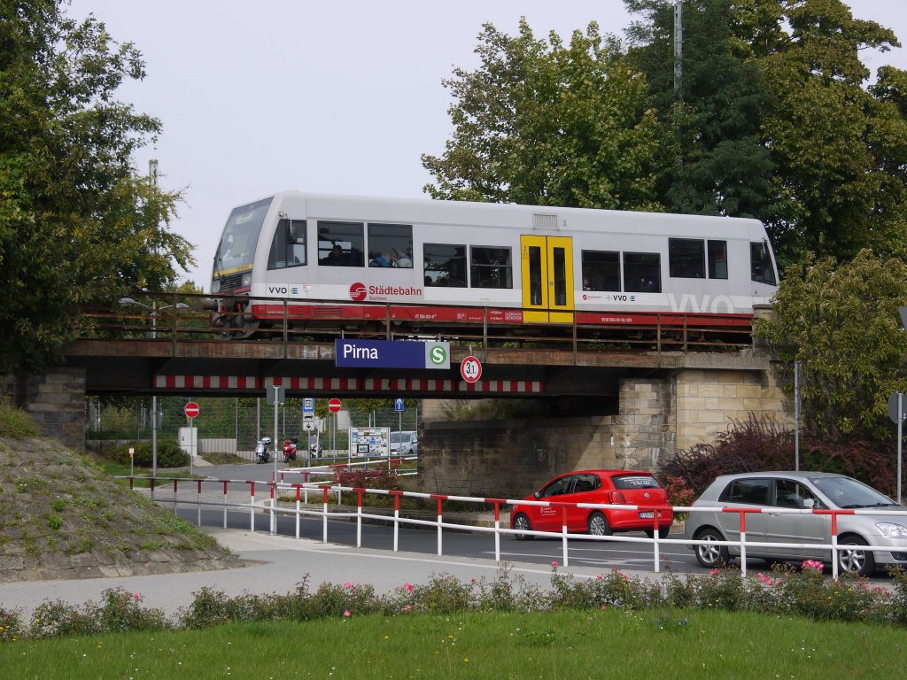Als Desiro-Ersatz kommt bei der Städtebahn Sachsen manchmal  Zauberwürfel  504 001 zum Einsatz - hier verlässt er Pirna als SBS 32770 nach Neustadt; 21.09.2012
