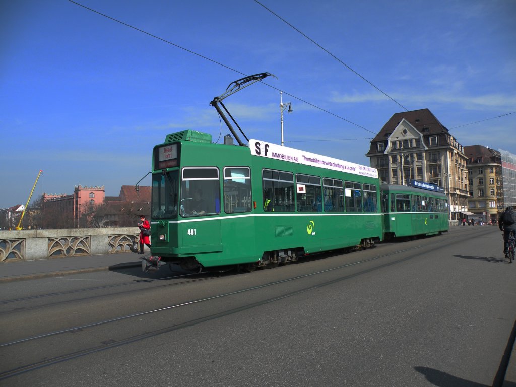 Als Dienstfahrt ist der Be 4/4 481 und der B 1485 S unterwegs. Er berquert hier die Mittlere Rheinbrcke. Die Aufnahme stammt vom 22.03.2013.