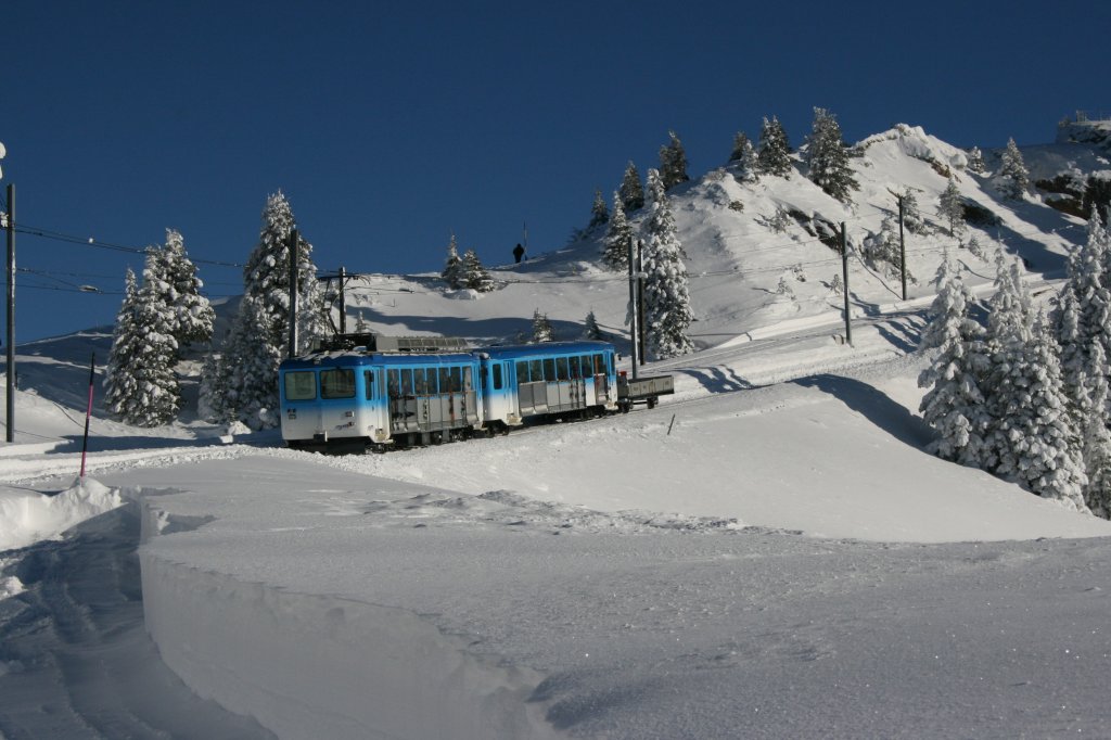 Als Doppelfhrung zu Zug 129 ist am 20.12.2009 Triebwagen 11 unterwegs zwischen Stafel und Rigi Kulm. 