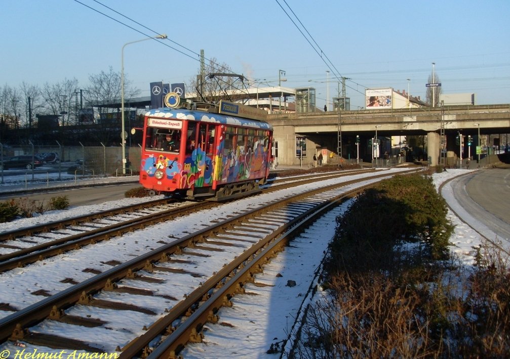Als der Ebbelwei-Express am 10.01.2009 mit dem K-Triebwagen 106 (Baujahr 1954) gerade die Haltestelle Niederrad Bahnhof in Fahrtrichtung Schwanheim verlassen hatte, beleuchtete die Wintersonne den Schnee zwischen den Gleisen und den Triebwagen. Die Strecke nach Schwanheim wird normalerweise nicht vom Ebbelwei-Express befahren, daher war es mit Sicherheit eine angemietete Fahrt.