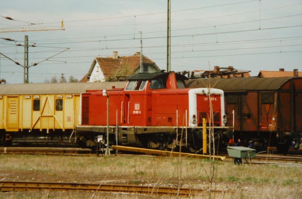 Als im ehemaligen Bw Crailsheim eine 155 entgleiste war 211 157-5 mit ihrem Hilfszug zur Stelle, Juli 1997 (digitalisiertes Dia).