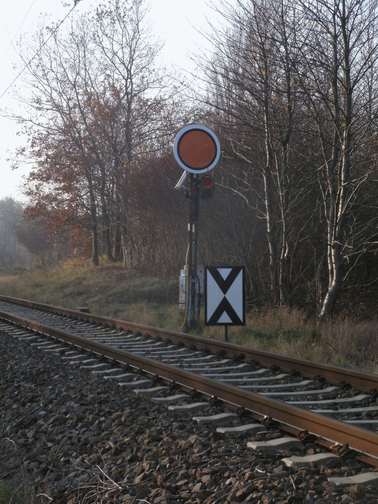 Als einziger Bahnhof auf R�gen besitzt der Bahnhof Lancken Formvorsignale.Hier ist das Vorsignal,am 06.November 2011,f�r die Z�ge aus Richtung Sassnitz zusehen.