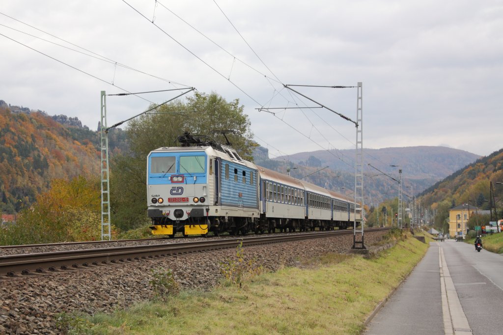 Als Elbe-Labe-Sprinter von Decin nach Bad Schandau erreicht 371 201-5 mit ihren vier Wagen den Bahnhof Krippen. Fotografiert am 24.10.2010. 