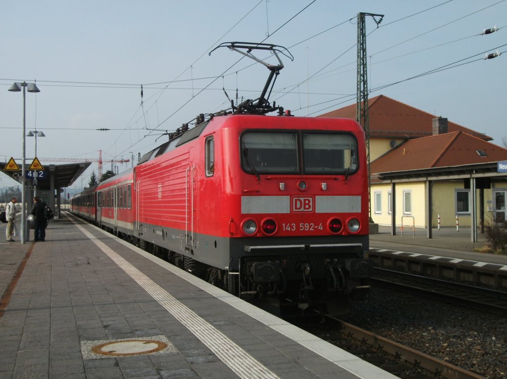 Als Ersatz fr eine 185er kam 143 592 am 03.Mrz 2012 auf der S3 Nrnberg - Neumarkt(Oberpf) - Nrnberg zum Einsatz. Hier steht sie in Neumarkt(Oberpf).