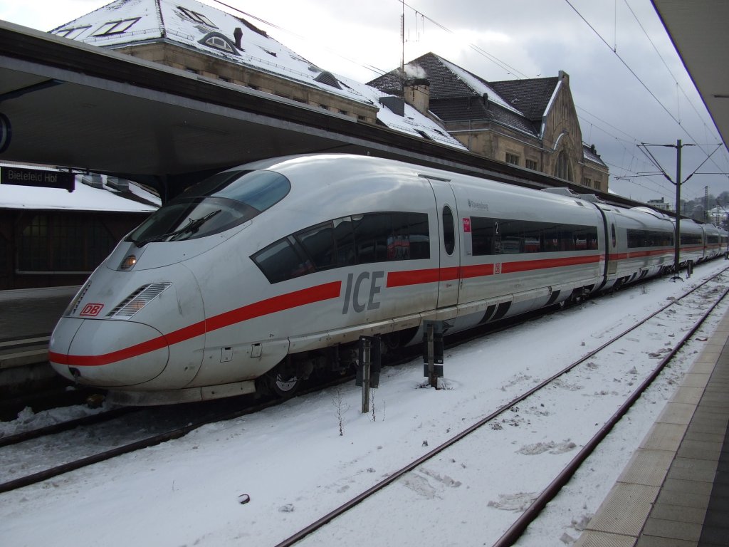 Als Ersatz fr den ausgefallenen ICE 849/859 nach Berlin kam ICE 2821 (403 525-9/Ravensburg) berraschend in Bielefeld an. Aufgenommen am 09.12.2010.