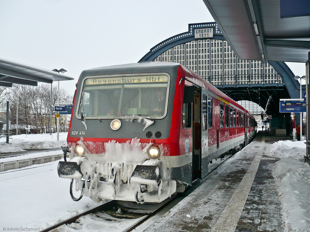 Als Ersatz für ein 612er-Gespann kommt hier eine Doppeltraktion VT 628 als RE Gera Hbf - Regensburg Hbf zum Einsatz. Der Zug steht abfahrbereit am Gleis 4a in Gera Hbf. (10.12.2010)