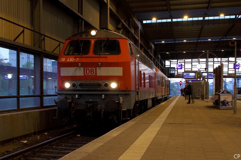 Als Ersatz fr einen ausgefallenen Desiro kommt bei der DB Erzgebirgsbahn dieser interessante Zug zum Einsatz. Am 10.10.2010 pendelte 218 430-7 mit einem n-Wagen zwischen Chemnitz und Cranzahl. Da da die DB-Tochter keinen Steuerwagen zur Verfgung hat, muss an den Endpunkten der Zug umfahren werden. Hier steht der Zug in Chemnitz zur Rckfahrt ins Erzgebirge bereit.