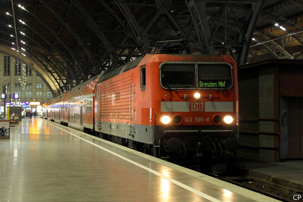 Als Ersatz f�r die planm��ige Zuggarnitur aus DBpza-Wagen kam am 29.10.2010 zwischen Leipzig und Dresden dieser Zug aus DBuza zum Einsatz. Gezogen wurde der RE von 143 585-8, die sonst haupts�chlich bei der S-Bahn Dresden im Einsatz ist.