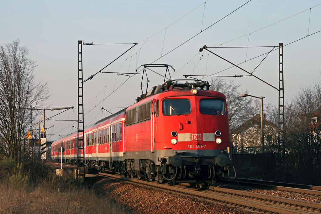 Als Ersatz fr zwei Triebwagen der Baureihe 425 durcheilt die Ludwigshafener 110 401 am 23. Mrz 2010 mit dem RE 3861 von Mainz nach Karlsruhe den Haltepunkt von Wiesental. 