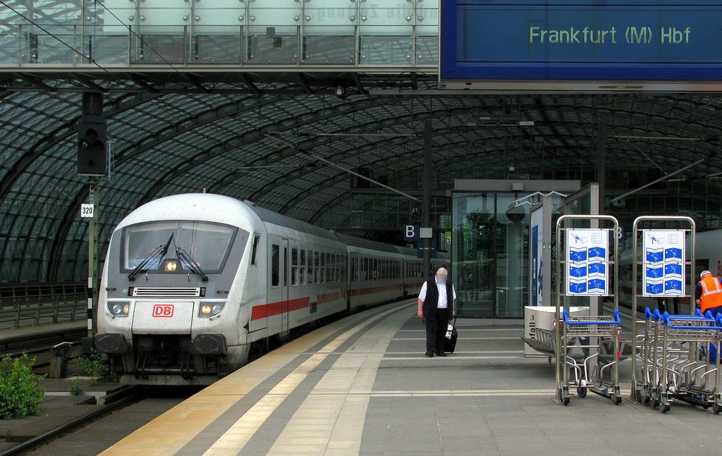 Als Ersatz ICE 2801 war dieser IC-Steuerwagen zusammen mit 101 141 unterwegs. Ziel ist denke ich erkentlich. Kuschelich war es bestimmt in dem Zug, der mit 6 IR-Wagen Ersatz f�r einen ICE 1 war.