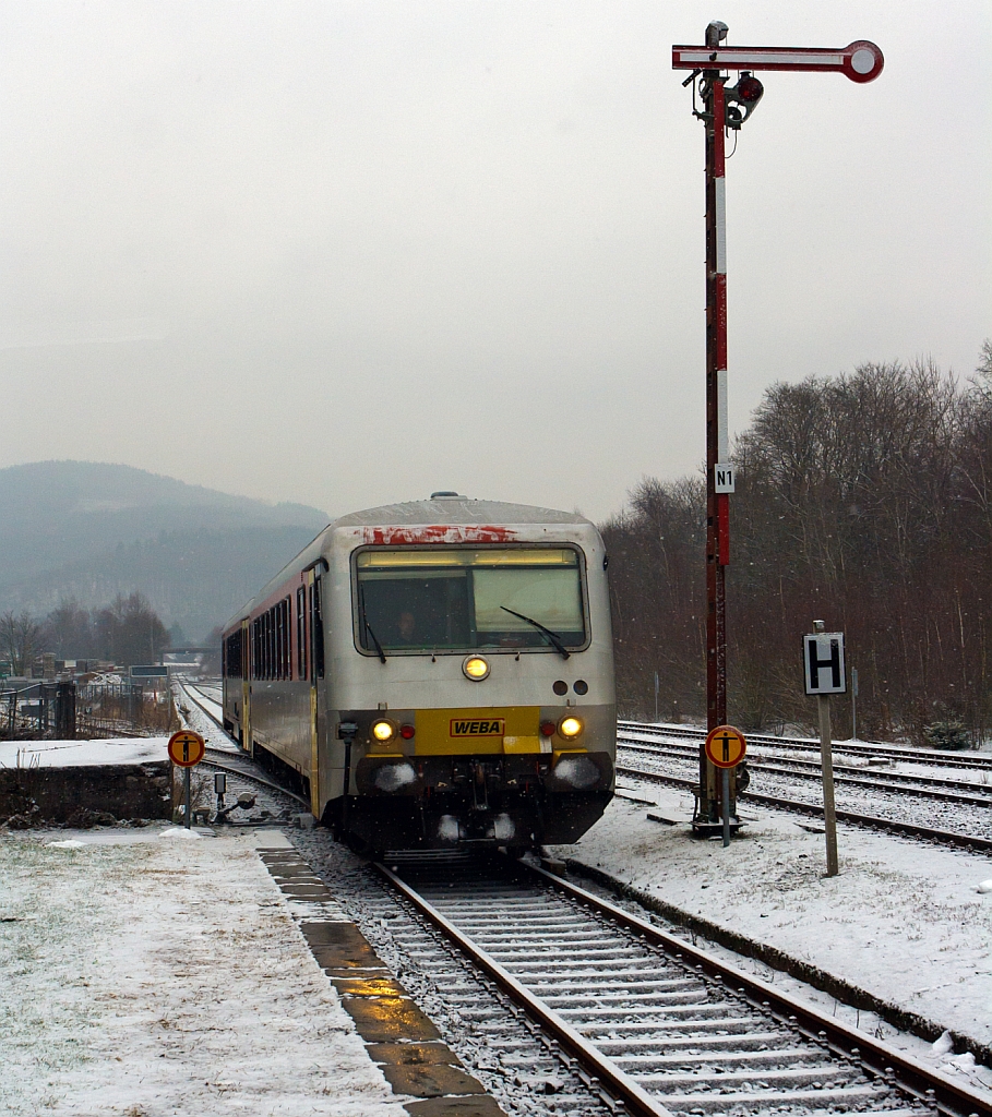 Als Ersatzverkehr fr die Hellertalbahn fhrt am 19.02.2013 (9:10 Uhr) der Dieseltriebwagen  VT/VS 51 (BR 628.4)  Daadetalbahn  der Westerwaldbahn (WEBA) , als RB 96 - Hellertalbahn (Dillenburg-Haiger-Neunkirchen-Herdorf-Betzdorf), in den Bahnhof Herdorf ein.