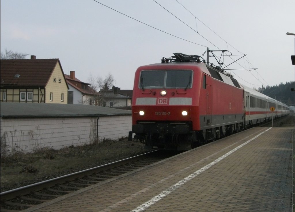 Als Ersatzzug fr die Metropolitan-Garnitur, wurde am 30.03.11 die 120 110 mit dem ICE 914 nach Berlin eingesetzt. Bei der Durchfahrt durch Stockheim(Oberfr).