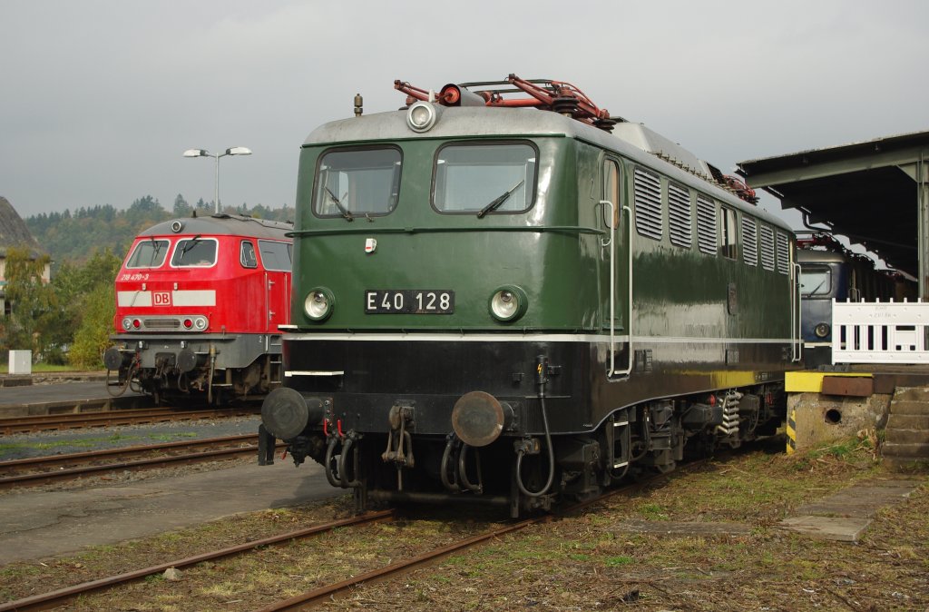 Als erste in der Reihe der ausgestellten alten E-Lok-Damen im Oberleitungsfreien Frankenberg(Eder) stand E40 128. Aufgenommen am 23.10.2010.