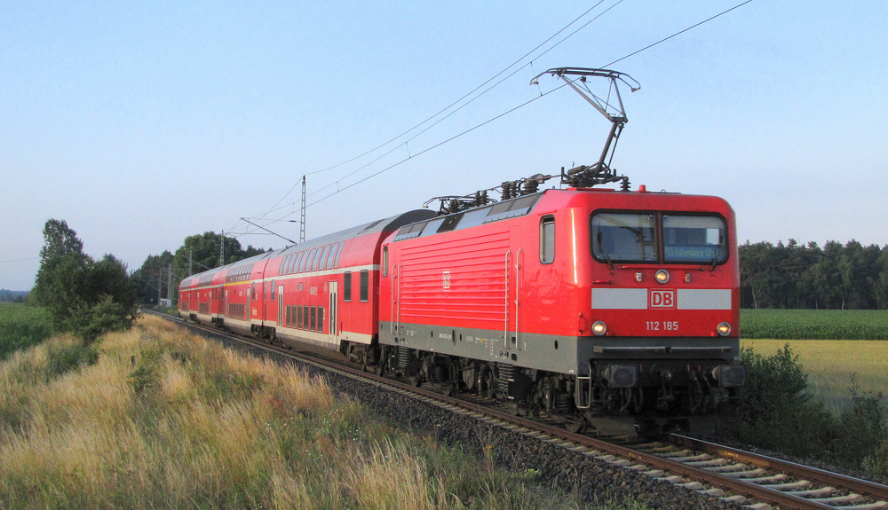 Als erster Zug kam kam uns mit dem Kollegen Alexander Wiemer, mit dem ich die Tour bestritt, der leicht versptete RE5 nach Stralsund mit 112 185 vor die Linse. Grfendorf den 01.07.2011