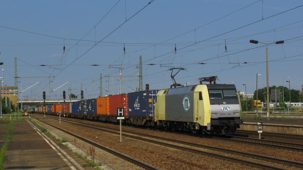 Als erstes Mal fuhr mir die ES 64 F - 901 der ITL mit Containern in Richtung Glasower Damm in Berlin Schnefeld Flughafen vor die Linse. Schner als die DB-Loks find ich die aber trotzdem nicht! 06.07.2011