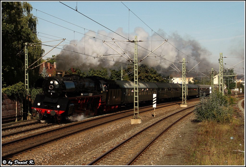 Als erstes Ziel unserer Tour stand 03 1010 auf dem Plan. Die einzige Stelle die noch im Licht war, war am Ende des Bahnhofs Nrnberg-Dutzenteich. Grund der Sonderfahrt war das jhrliche Dampflokfest im Nrnberg Gostenhof. (24.09.2011) 
