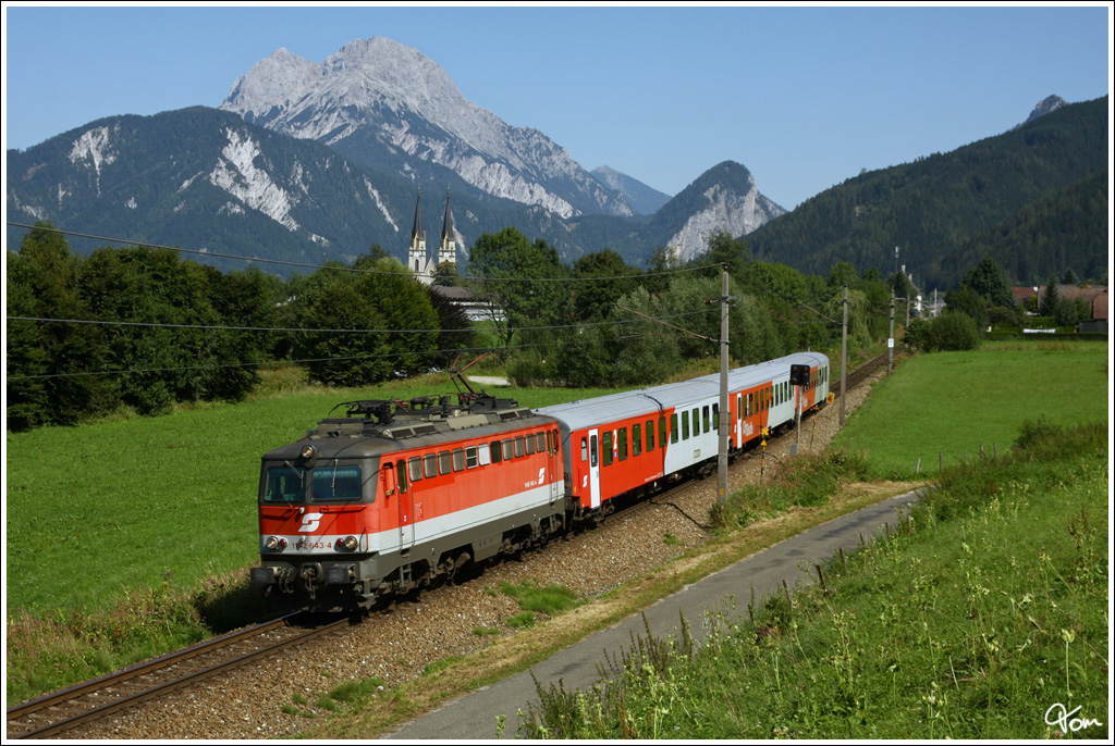 Als es im Gesuse noch Fensterlzge gab - E-Lok 1142 643 fhrt mit einem der letzten Personenzge (R3788) durch das Gesuse.Im Hintergrund sieht man das Stift Admont.
Admont 24.08.2009