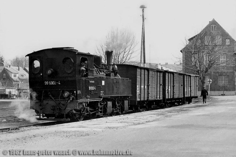 Als es noch Gterverkehr nach Harzgerode gab, holte 99 5902 drei Gterwagen mit Erzeugnissen der Druckguss-und Kolbenwerke im Bahnhof von Harzgerode ab. Das war am 14.03.83.
