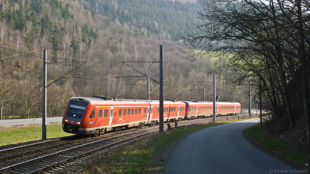 Als Franken-Thüringen-Express (RE Lichtenfels - Jena Saalbf) sind hier zwei Einheiten VT 612 zwischen Hockeroda und Kaulsdorf (Saale) auf der <a href= https://www.youtube.com/watch?v=DqaBPmjaGNA >Frankenwaldbahn</a> unterwegs. Das bogenschnelle Fahren mit Neigetechnik erleichtert das Einhalten der auf die Triebzüge  Talent 2  abgestimmten Fahrzeiten, die aufgrund der höheren Beschleunigung der ET 442 recht knapp sind. (23.03.2012)