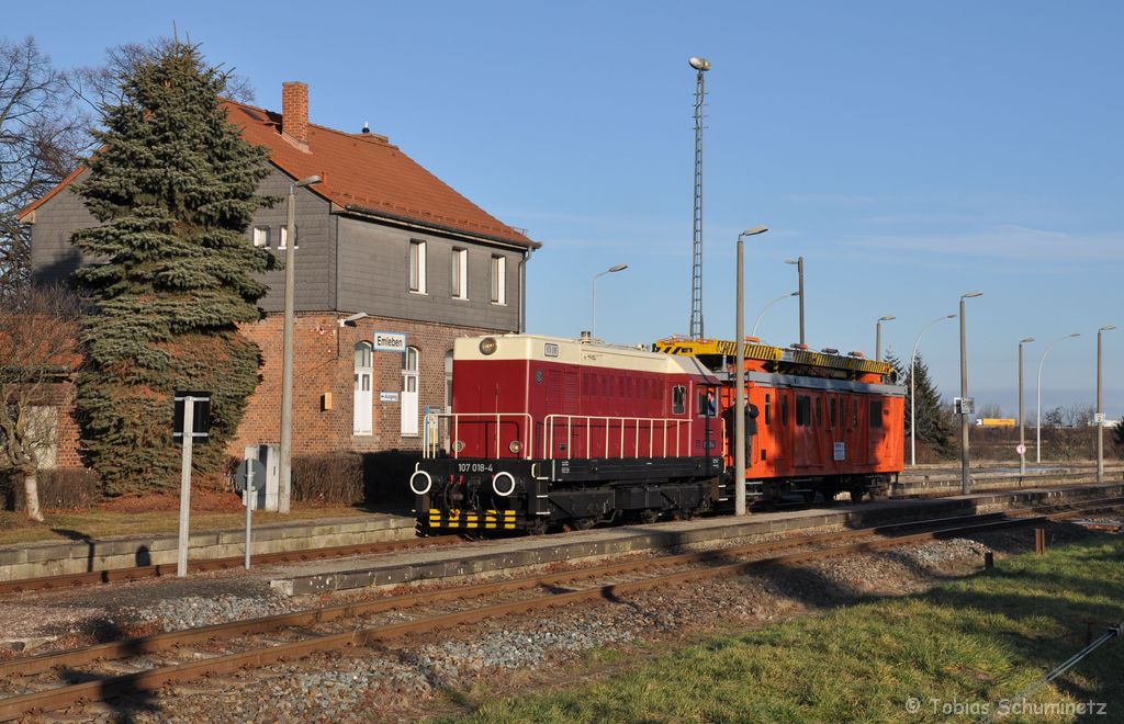 Als ganz groe beraschung veranstaltete der Verein IG Hirzbergbahn noch eine Abschiedsfahrt mit der 107 018 von RailSystem als Vereinsweihnachtsfeier. Hier ist das Gespann bei der Ausfahrt aus Emleben.