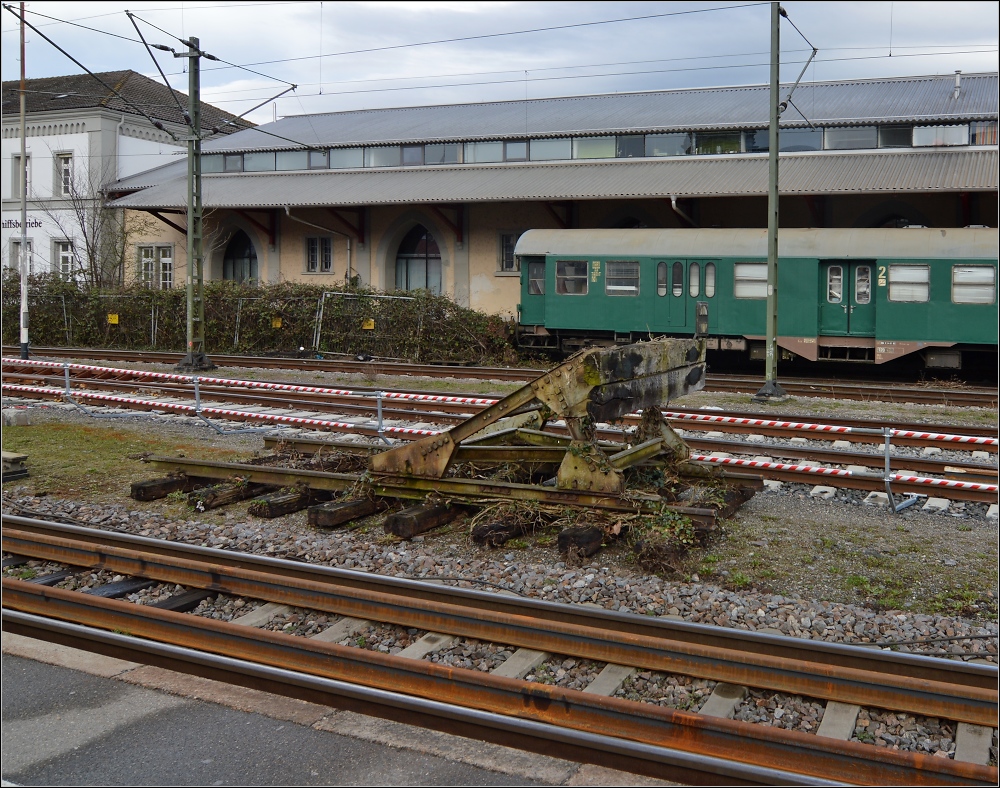 Als htte man ihn gerade aus dem See gezogem. Der zugewachsene Prellbock des Stumpengleises am Konzil macht auch in hohem Alter eine gute Figur. Auf dem Prsentierteller fast am Bahnsteig. Konstanz, April 2013.