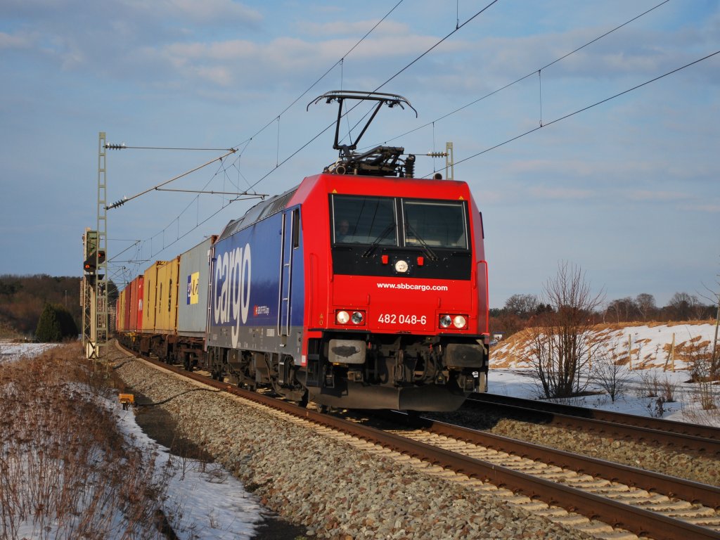 Als htte sie sich fr diesen sonnigen Wintertag herausgeputzt, rollt Re 482 048-6 mit einem Containerzug am 19.02.2010 ber die KBS 380 Richtung Hannover.