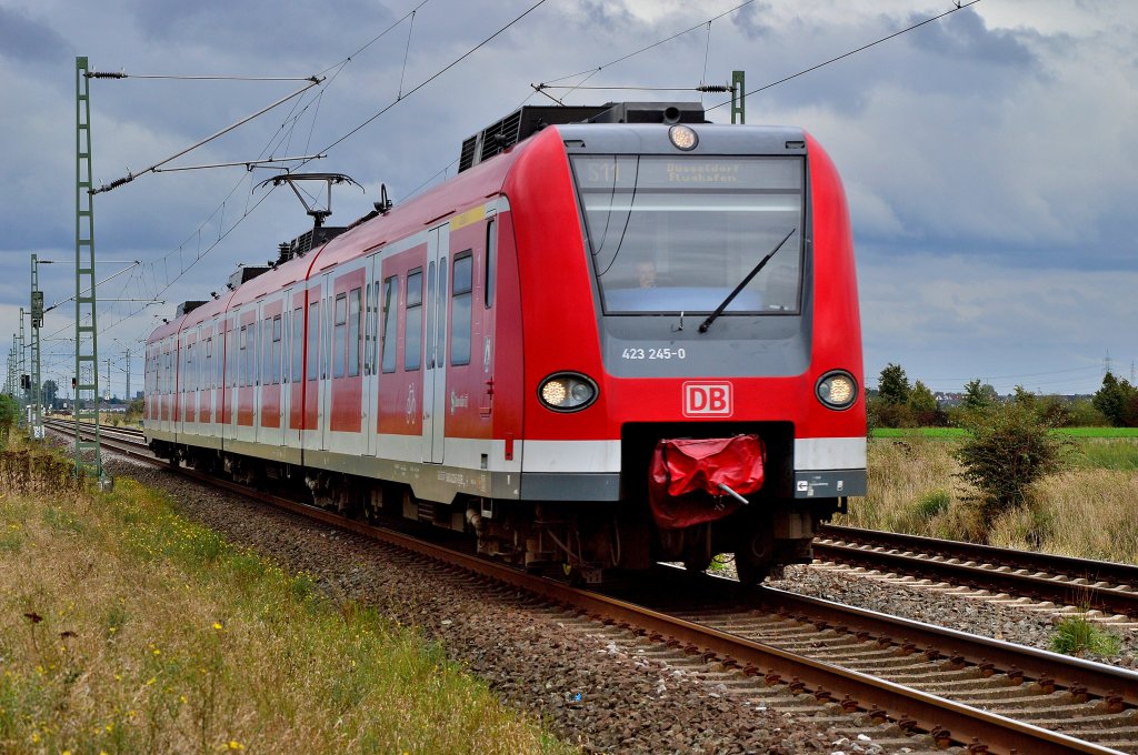Als Halbzug kommt der 423 245-0 am frhen Mittwochnachmittag bei usseligem Feiertagswetter an den HP Allerheiligen aus Nievenheim kommend heran gefahren....es ist ein Zug der Linie S11 an diesem Tag der deutschen Einheit. 3.10.2012